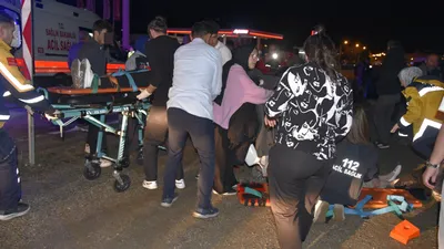 Kazada savrulan araç yayaların arasına daldı: Ortalık savaş alanına döndü!