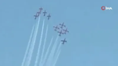 Gökyüzünde 3 akrobasi uçağı çarpıştı... Kaza anı kamerada...