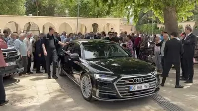 İYİ Parti lideri Dervişoğlu'ndan Balıklıgöl'de yaya yolunda makam aracıyla tepki çeken ziyaret