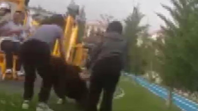 Ortaokullu kıza kahkahalar eşliğinde dayak dehşeti!