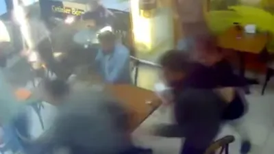 Deprem oluyor diye sokağa fırladılar! Gerçeği öğrenen kendi haline güldü