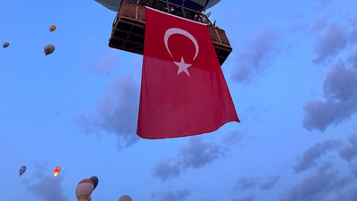 Kapadokya'da balonlar, 19 Mayıs'ta Türk bayrakları ve Atatürk posterleriyle havalandı