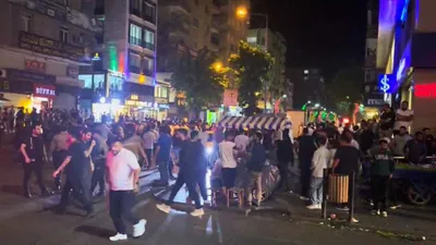 Galatasaray bayrağını yakıp, taraftarlara saldırdılar!
