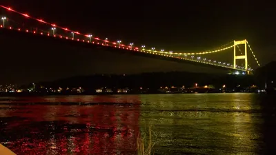 İstanbul'da köprüler şampiyon Galatasaray’ın renkleriyle ışıklandırıldı