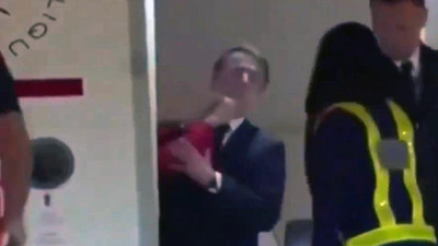Fransa Cumhurbaşkanı Macron kameralar önünde eşinden tokat yedi!