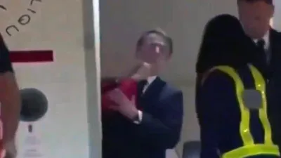 Fransa Cumhurbaşkanı Macron kameralar önünde eşinden tokat yedi!
