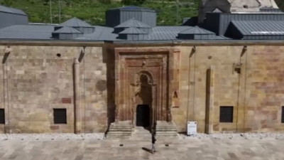 800 yıllık tarihi camide gizemli görüntü! İkindi namazından hemen önce kapıda beliriyor