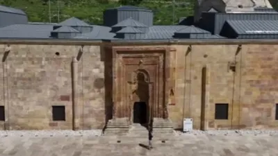 800 yıllık tarihi camide gizemli görüntü! İkindi namazından hemen önce kapıda beliriyor