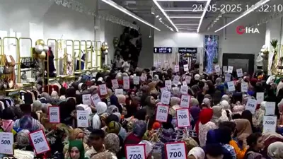 İstanbul'da indirim izdihamı: Kadınlar çoluk çocuk birbirini ezdi!