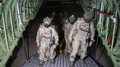 Türkiye'nin en seçkin birliği binlerce metre yüksekte tüm dünyaya gövde gösterisi yaptı!
