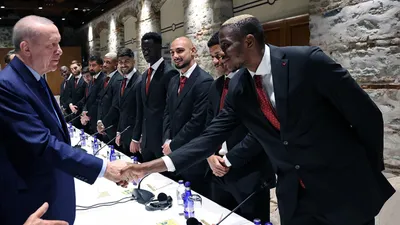 Erdoğan, şampiyon Galatasaray'la buluştu! Üç futbolcudan forma hediyesi