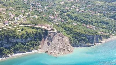 Yer: Kastamonu... İki ilçeyi bağlayan yol denizle birleşti