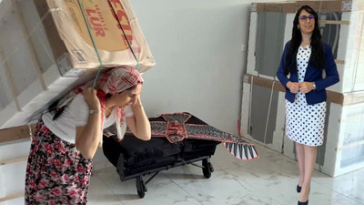 İki çocuk annesi, sırtında taşıdığı beyaz eşyalarla önce patron ardından fenomen oldu