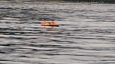İki yumurcağın İstanbul Boğaz'ndaki deniz sefası yürekleri ağızlara getirdi