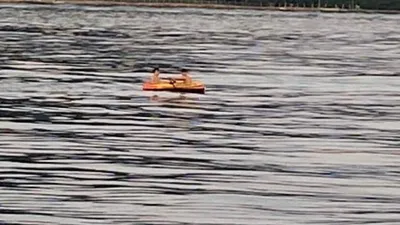 İki yumurcağın İstanbul Boğaz'ndaki deniz sefası yürekleri ağızlara getirdi
