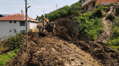 Sağanağın vurduğu Trabzon'da heyelan: 3 ev hasar gördü!