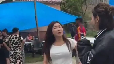 Koreli turistleri hem düğüne çağırdılar hem de paralarını aldılar