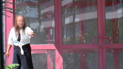 Haklarını alamayan bir kadın iş yerinin önünde kendini yakmaya çalıştı