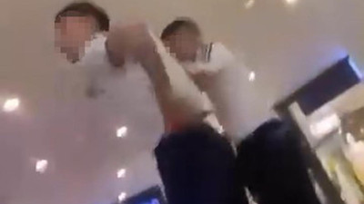 Alışveriş merkezindeki ''yan bakma'' kavgasında şoke eden anlar