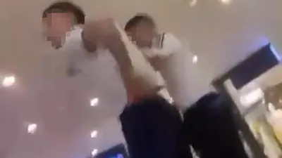Alışveriş merkezindeki ''yan bakma'' kavgasında şoke eden anlar