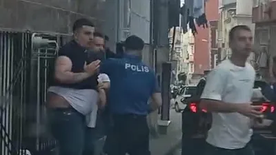 İstanbul'da ''dayı'' dehşeti! 4 yaşındaki yeğeninin olduğu araca kaldırım taşıyla saldırdı