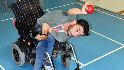 Yıllarca evden çıkmamamıştı... Engellerini aşıp milli takıma girip kürsüye çıktı!
