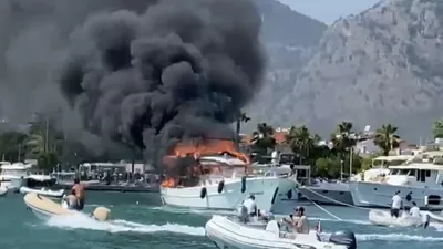 Fethiye'de marinaya bağlı motoryat alev alev yandı