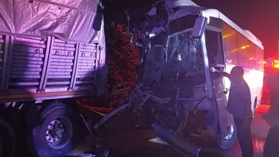 İşçi servisinin TIR'a çarptığı kazada can pazarı! Çok sayıda yaralı var