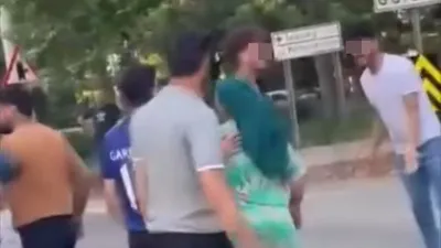 Trafiği bu manyaklarla paylaşıyoruz: Trafikte aynı aileden 5 kişiyi tek tek bıçakladı!