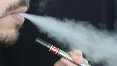 Elektronik sigara ile sokakta, kafede, parkta fabrika bacası gibi gezenlere müjde!