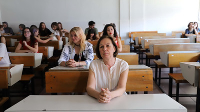 69 yaşındaki profesör, emekli olduğu üniversiteye öğrenci olarak geri döndü