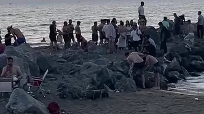 Denize atlarken kayalıklara çakıldı
