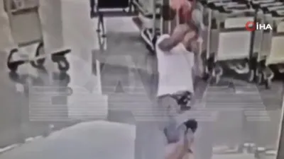 Havalimanında savaş mağduru 1,5 yaşındaki çocuğua akılalmaz şiddet!
