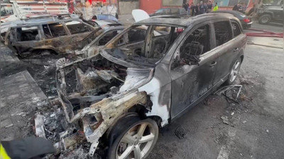 İstanbul'da sabaha karşı yangın: Çok sayıda araç yandı