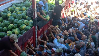 Bir TIR dolusu karpuzu ücretsiz dağıttı