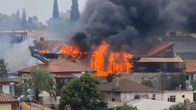 Antalya'da şehrin kalbinde büyük yangın: Otel ve iş yerleri alevler içinde kaldı!
