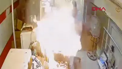 Bir cep telefonu bataryası daha bomba gibi patladı