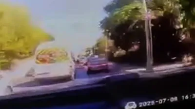 Amerika'dan getirdiği otomobille trafiğe çıkar çıkmaz kaza yaptı