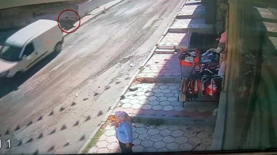 Yokuş aşağı inerken freni patlayan aracın sürücüsü kendini araçtan attı!