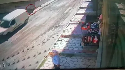 Yokuş aşağı inerken freni patlayan aracın sürücüsü kendini araçtan attı!