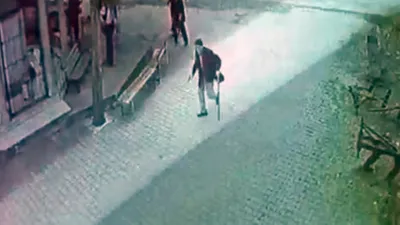 Bir elinde baston, diğer elinde silah... Ortalığı birbirine kattı!