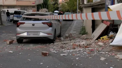 İstanbul'da bir binada balkon çöktü: Bina tahliye edilip mühürlendi!