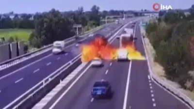 Küçük uçağın otoyola düştüğü anlara dair görüntüler ortaya çıktı!