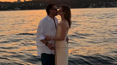 Kenan Doğulu ve Beren Saat çifti evliliklerinin 11'inci yılında dudak dudağa aşka geldi