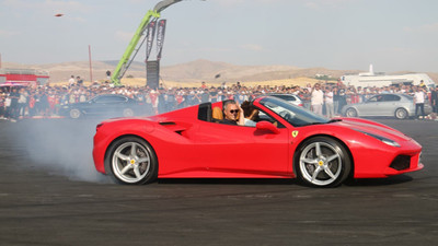 Belediye Başkanı Ferrari ile drift pistinde şov yaptı
