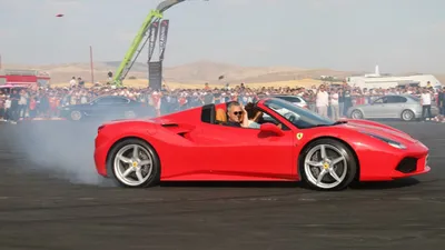 Belediye Başkanı Ferrari ile drift pistinde şov yaptı