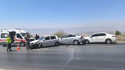Dört aracın karıştığı zincirleme kazada yol savaş alanına döndü