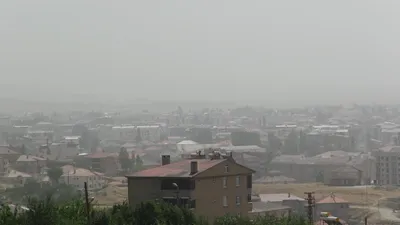 Çöl tozu bir ilçeyi esir aldı! Göz gözü görmüyor