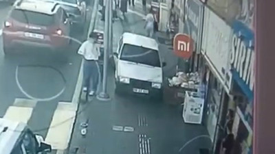 Film çekimi değil, gerçek! Trafik canavarı yolu bıraktı kaldırımda dehşet saçtı!