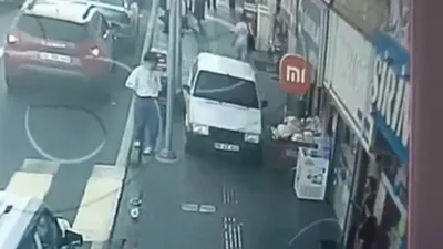 Film çekimi değil, gerçek! Trafik canavarı yolu bıraktı kaldırımda dehşet saçtı!